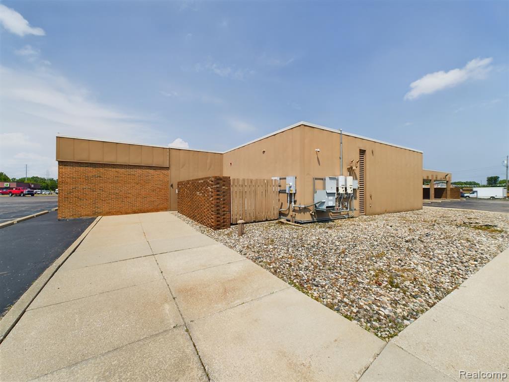 4154 DAVISON Road, Burton, MI 48509 — Photo 36