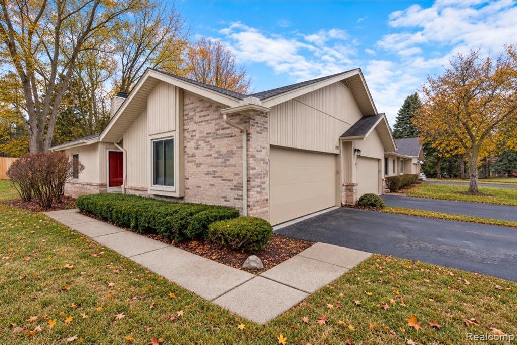 1955 Country Lane, Lake Orion, MI