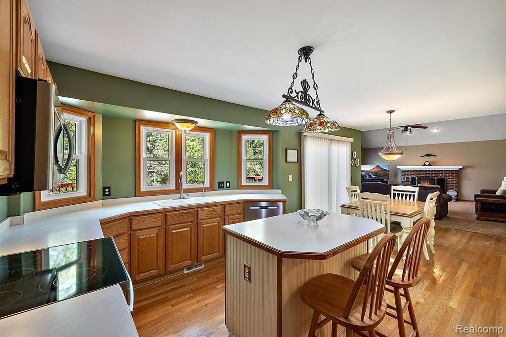 10161 LONGFORD Drive, South Lyon, MI 48178 — Photo 34