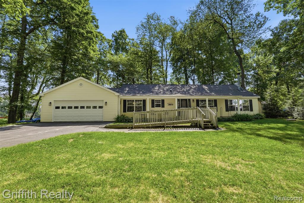 260 Ellsworth Lake Drive, Gregory, MI 48137