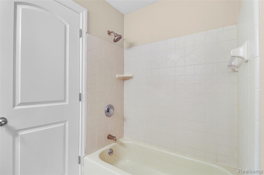 1075 Long Leaf Court, Brighton, MI 48116 — Photo 31