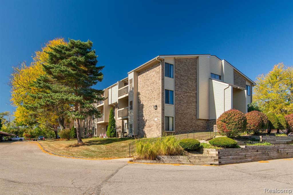 30445 W 14 MILE Road, 52, Farmington Hills, MI 48334 — Photo 4