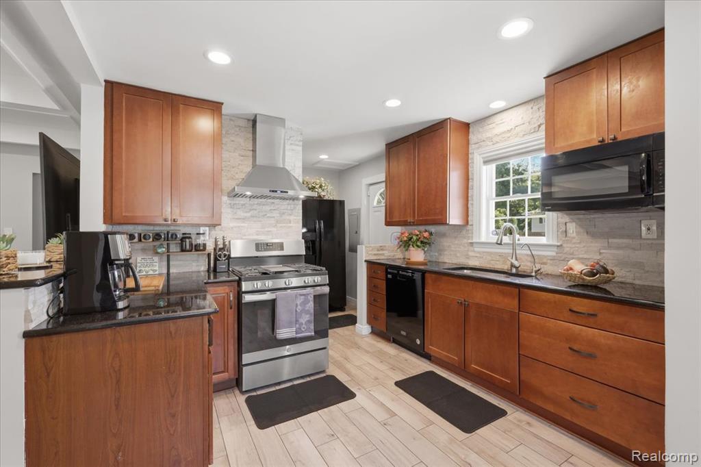 5685 Crescent Road, Waterford, MI 48327 — Photo 12