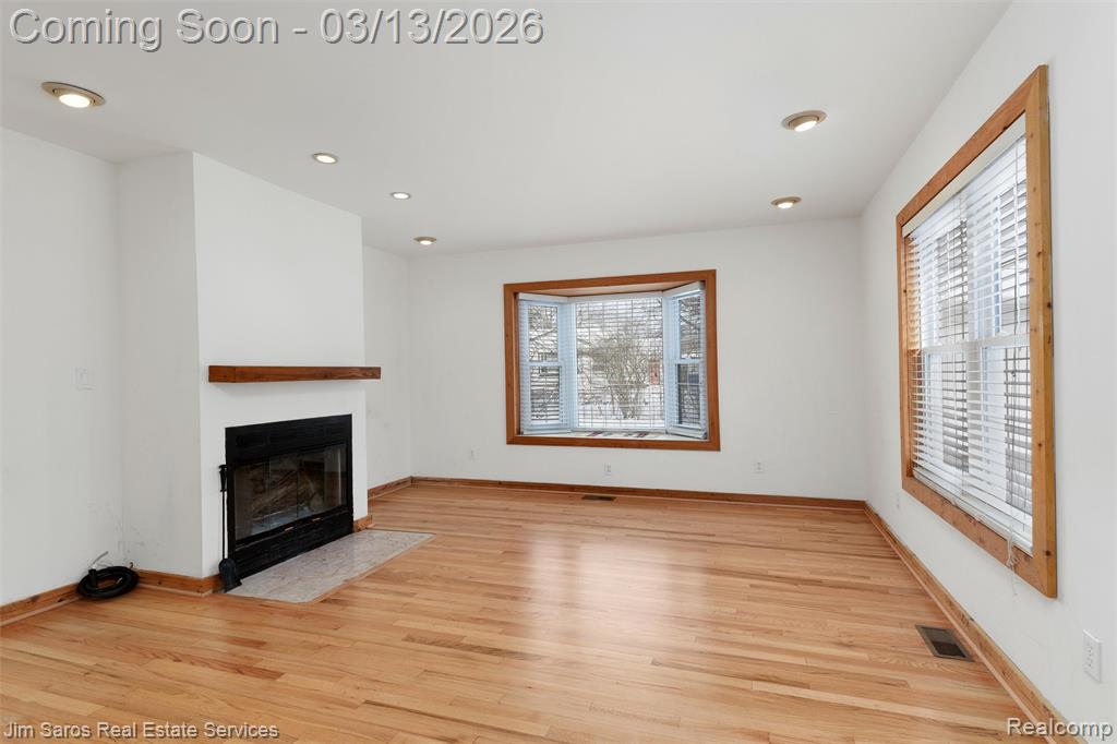2204 Roslyn Road, Grosse Pointe Woods, MI 48236 — Photo 9
