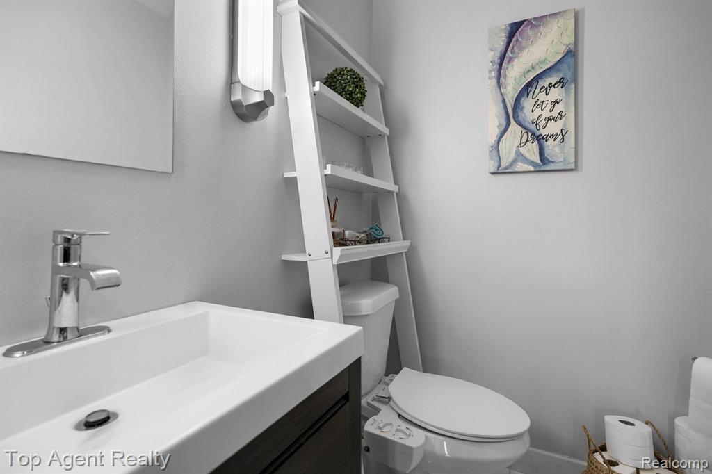 445 LEXINGTON Drive, Rochester Hills, MI 48307 — Photo 27