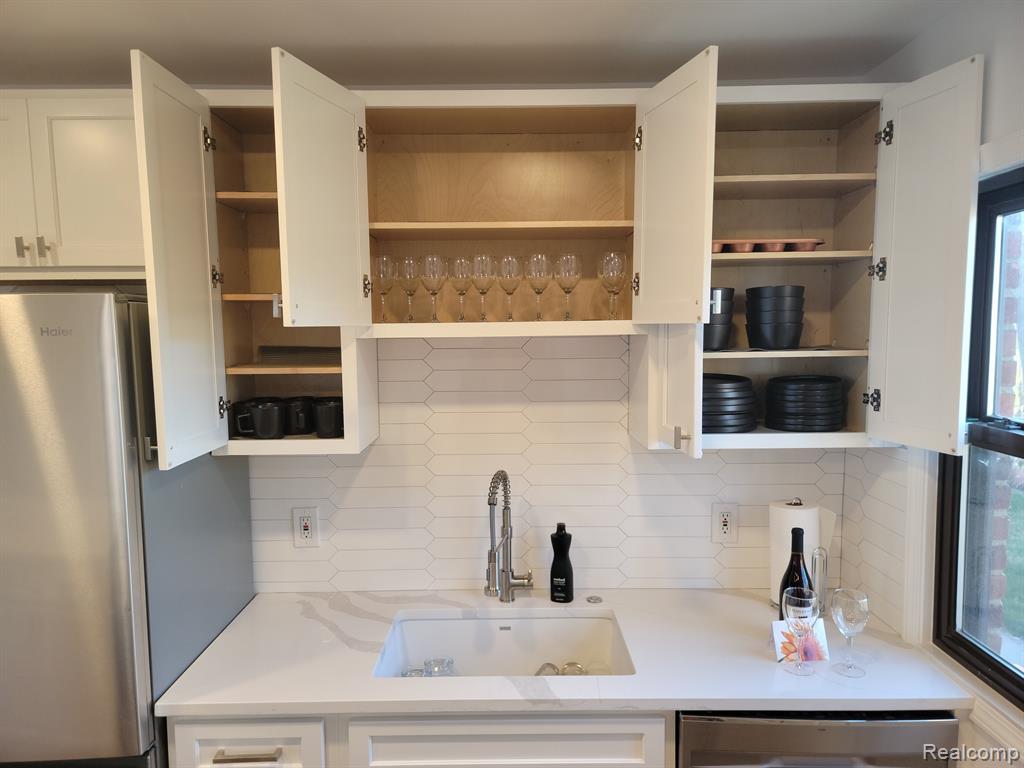 614 E 13 MILE Road, Royal Oak, MI 48073 — Photo 12