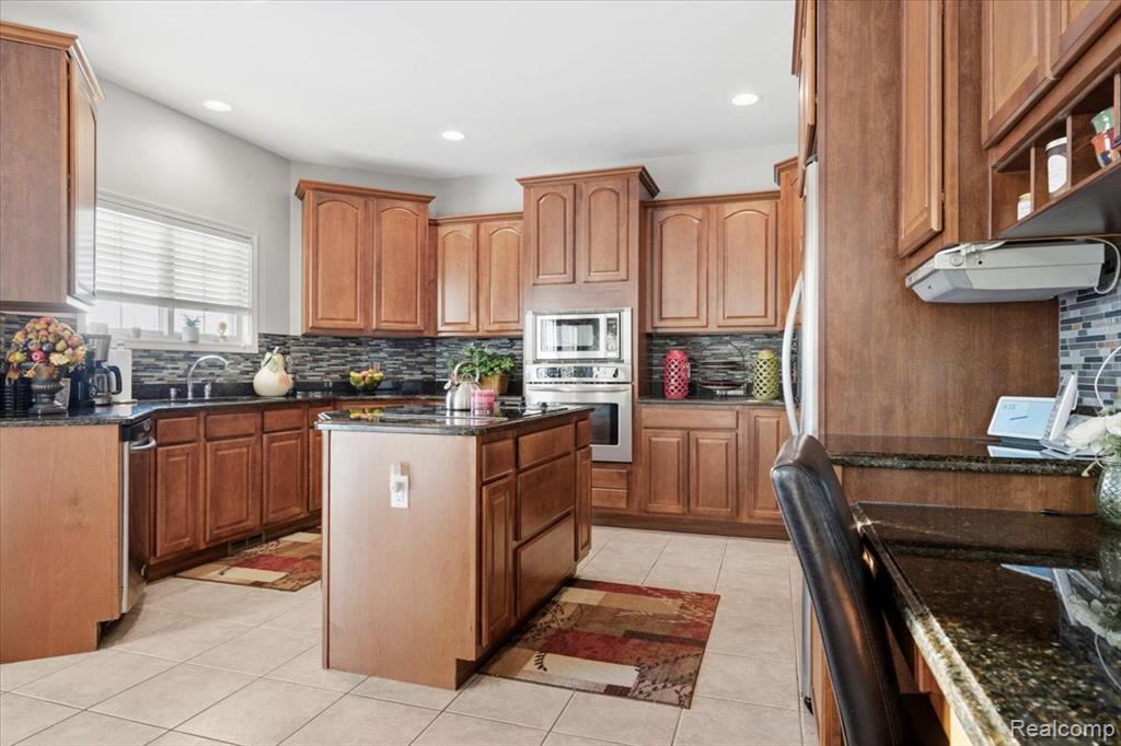 26035 Red Wood Drive, New Boston, MI 48164 — Photo 12