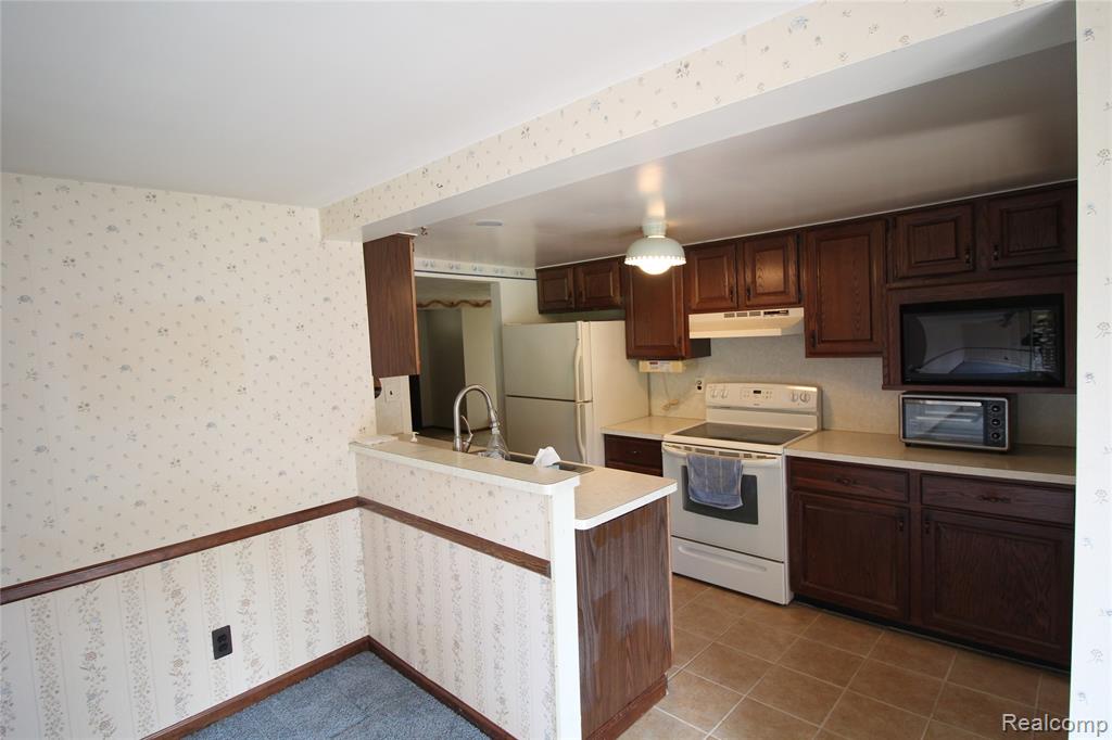 124 E Lafayette Street, Milford, MI 48381 — Photo 11