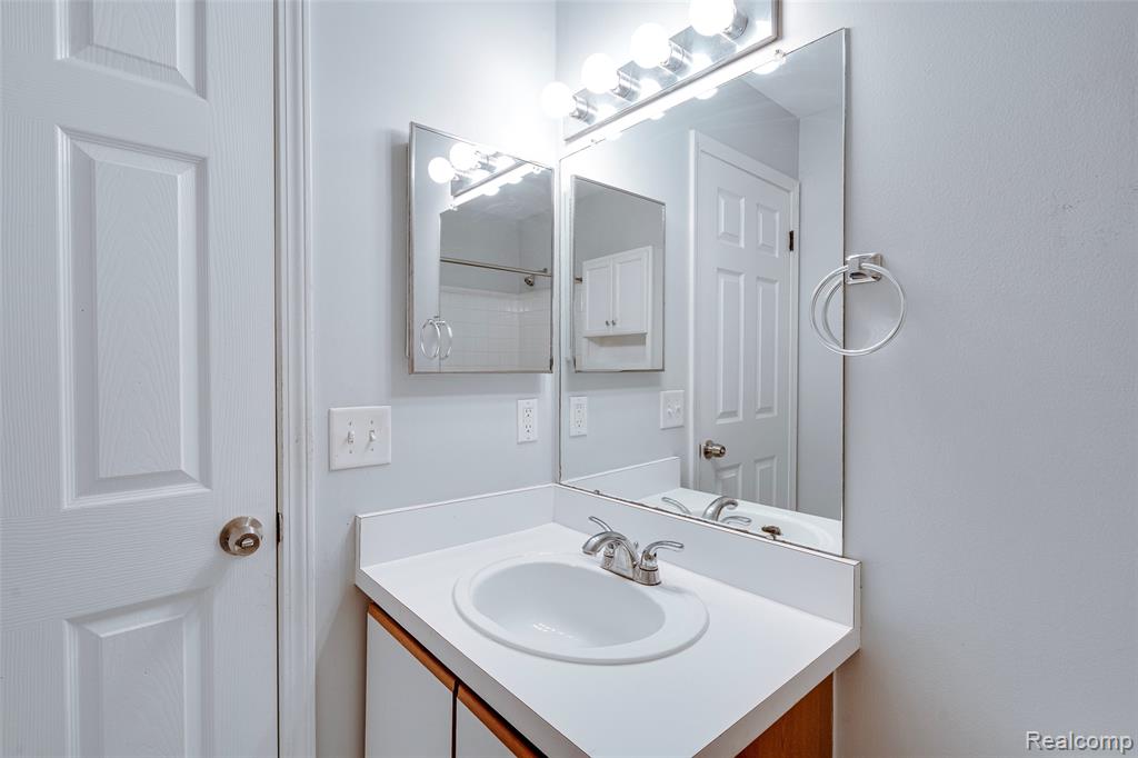 42481 Lilley Pointe Drive, Canton, MI 48187 — Photo 28