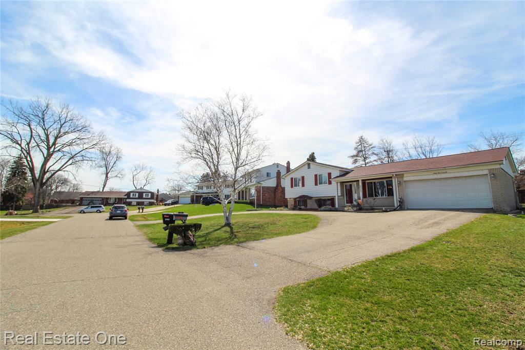 6942 Leslee Crest Drive, West Bloomfield, MI — Photo 3