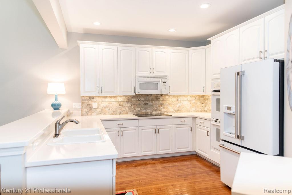 767 E Bluff Court, Rochester Hills, MI 48307 — Photo 22