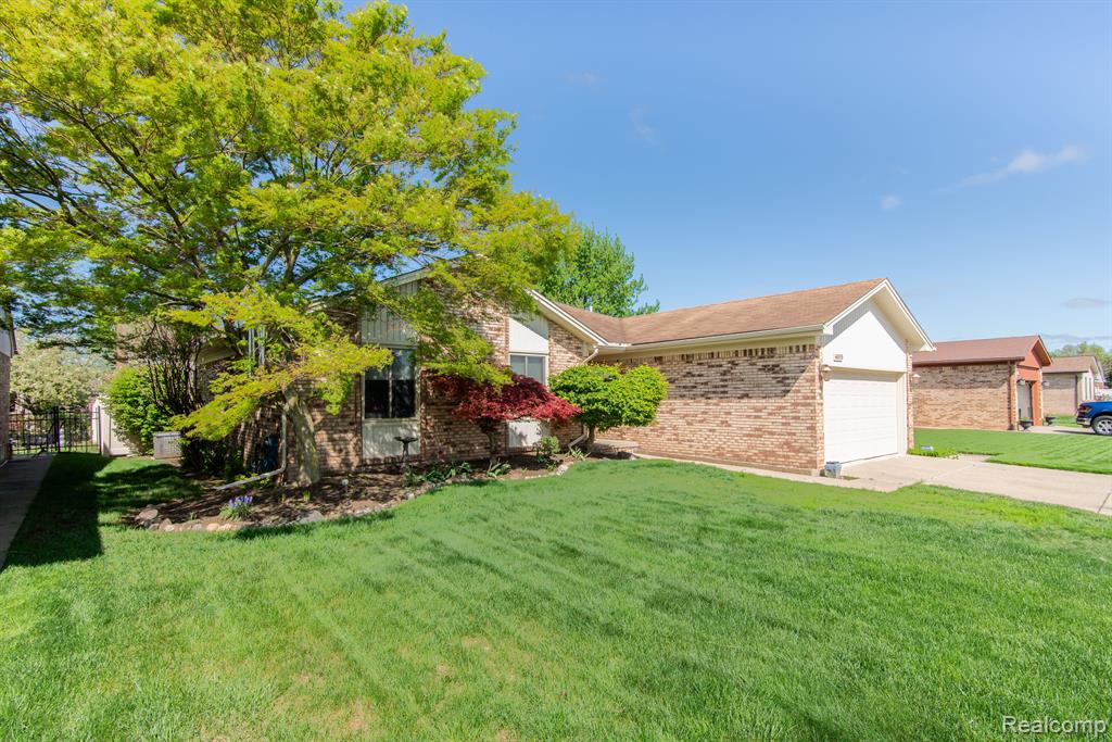 46859 ARAPAHOE Drive, Macomb, MI 48044 — Photo 2