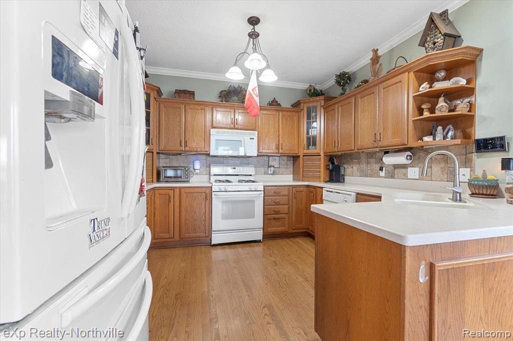 9283 FIRWOOD Road, South Lyon, MI 48178 — Photo 10