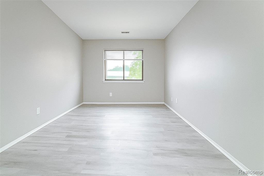 7590 MANOR Circle, Westland, MI — Photo 17