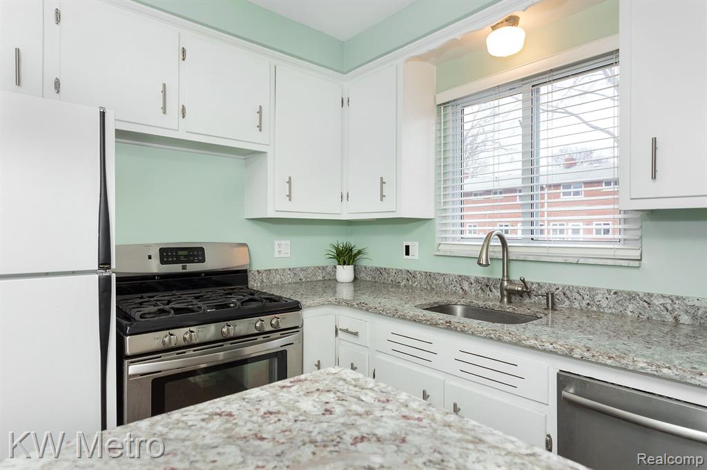 500 W HOUSTONIA Avenue, Royal Oak, MI 48073 — Photo 11
