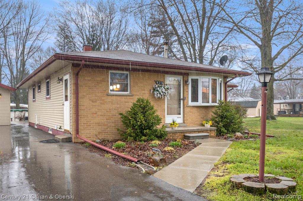 425 KENT Street, Carleton, MI 48117 — Photo 2