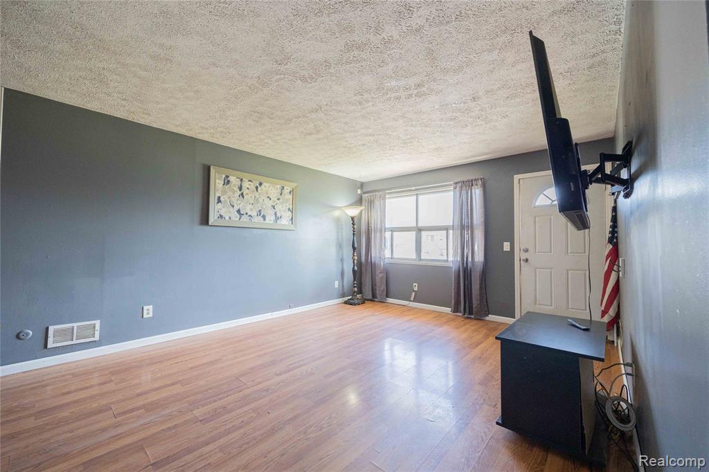 23300 N Brookside Drive, Dearborn Heights, MI 48125 — Photo 7