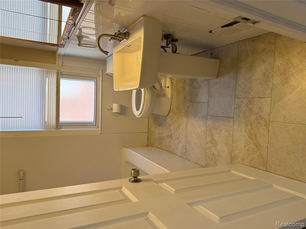 9557 W Inkster Road W, Livonia, MI 48150 — Photo 12