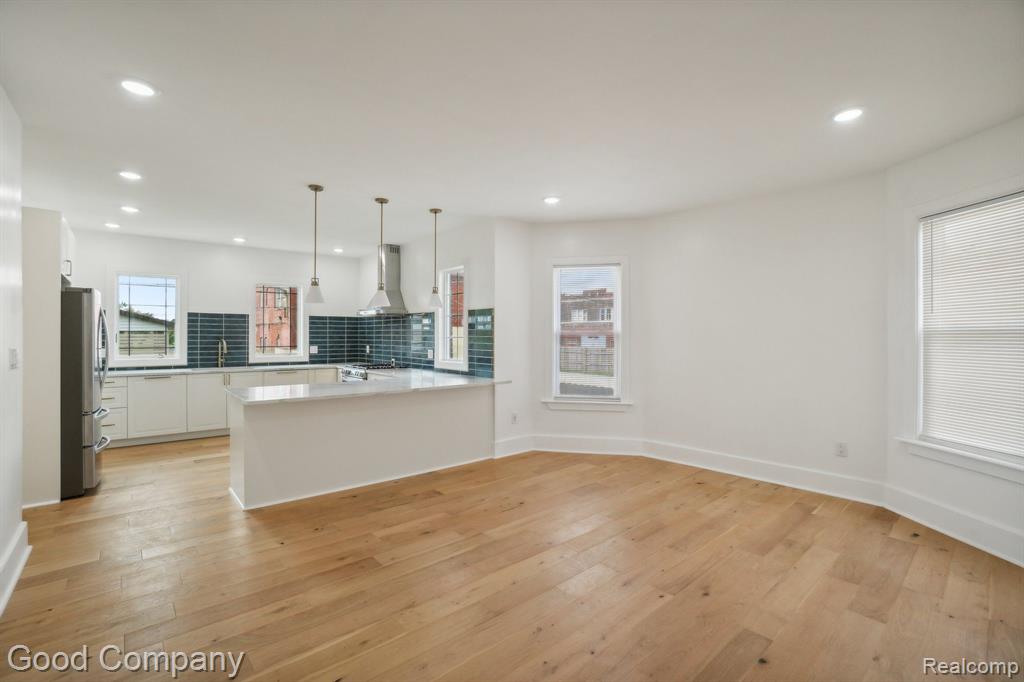 1645 CADILLAC Boulevard, Detroit, MI 48214 — Photo 13