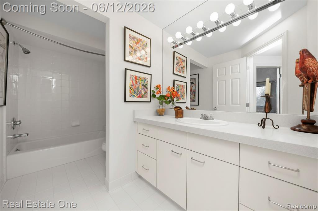 7026 Daventry Woods Drive, West Bloomfield, MI — Photo 38