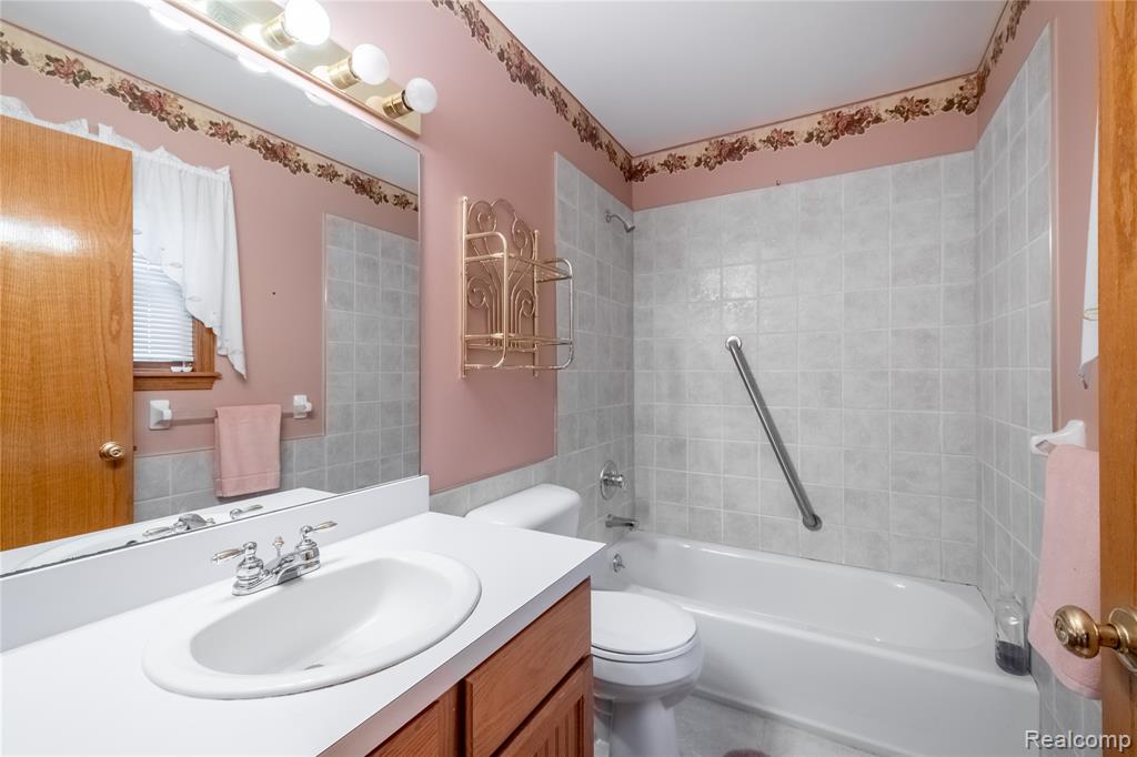 7352 Cross Creek Drive, Swartz Creek, MI 48473 — Photo 15