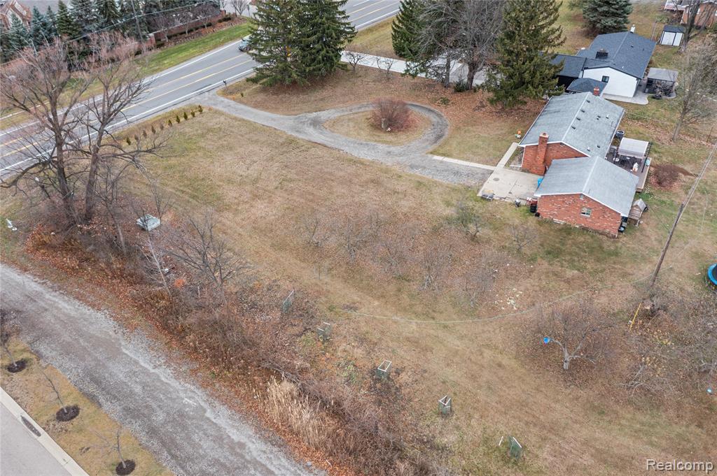 2041 W Maple Road, Commerce Twp, MI 48390 — Photo 12