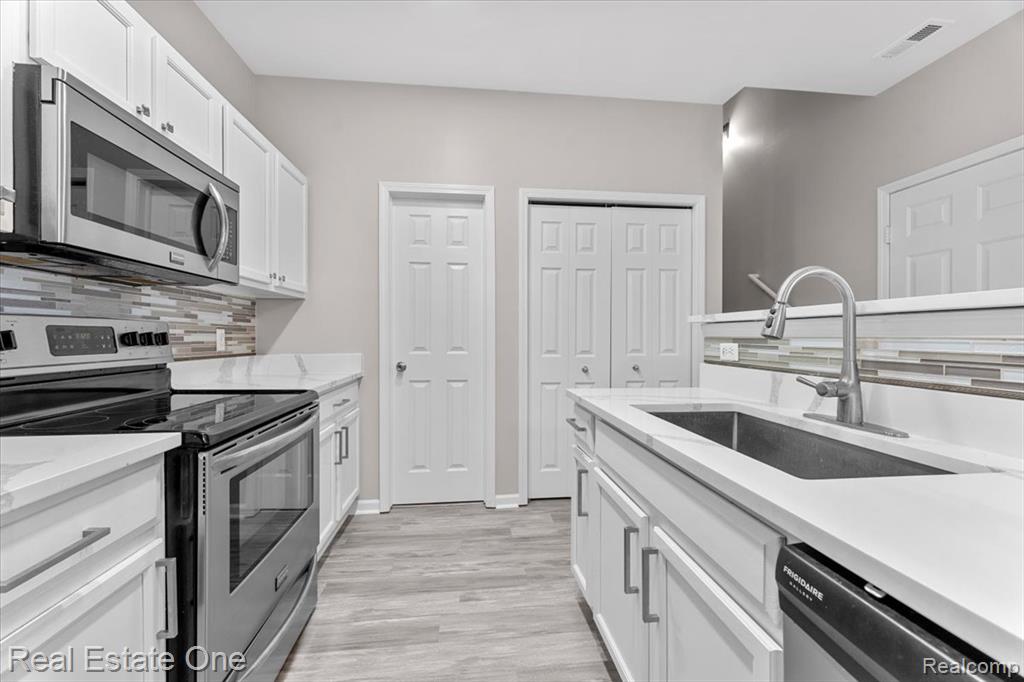 26783 Kirkway Circle, Woodhaven, MI 48183 — Photo 7