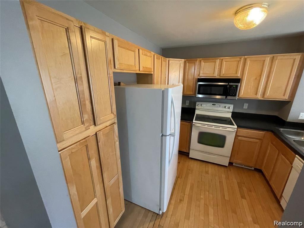 8767 HARDWOOD Drive, Van Buren, MI 48111 — Photo 6