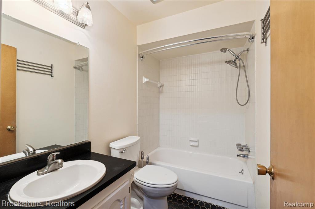 41712 BEDFORD Drive, Canton, MI 48187 — Photo 16