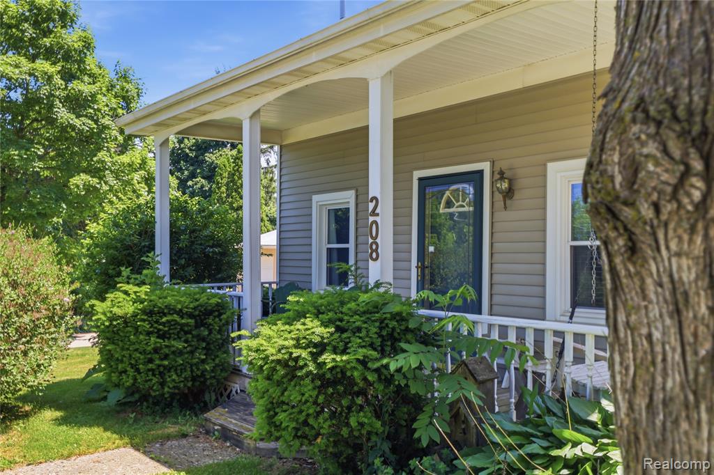 208 Flushing Street, Gaines Vlg, MI 48436 — front exterior