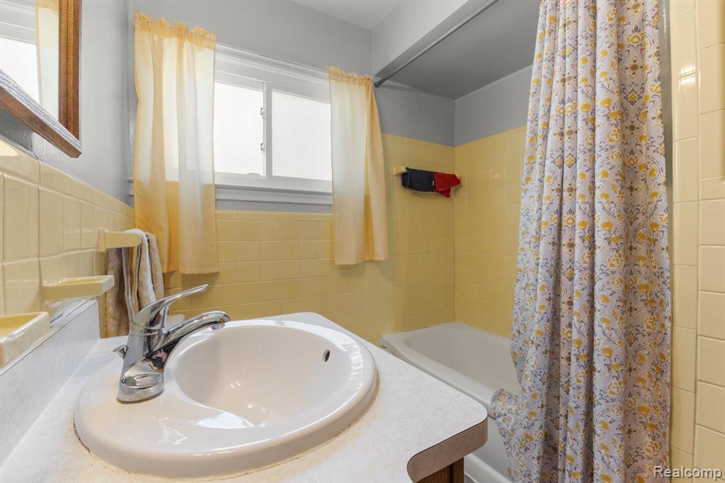 8246 LOCHDALE Street, Dearborn Heights, MI 48127 — Photo 29