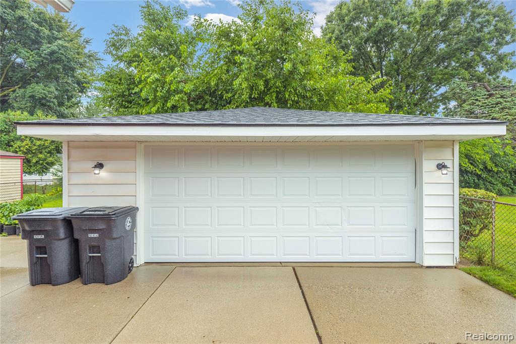 9939 Deering Street, Livonia, MI 48150 — Photo 40