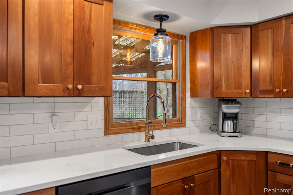 9043 Woods Edge Drive, Commerce Twp, MI 48382 — Photo 14