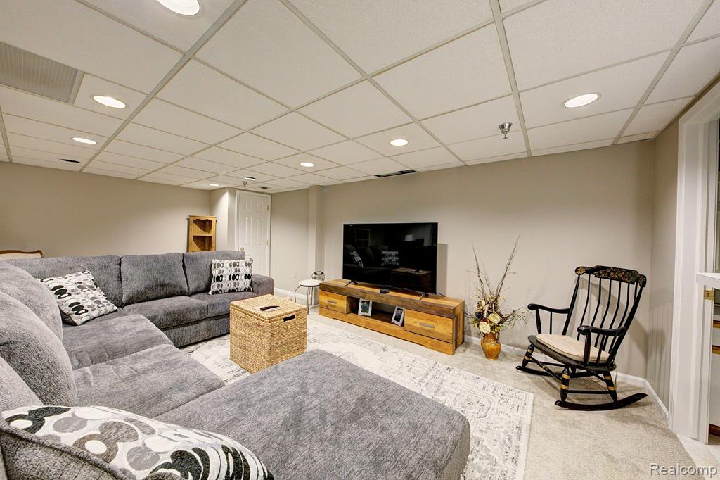 9329 EASTWIND Drive, Livonia, MI 48150 — Photo 36