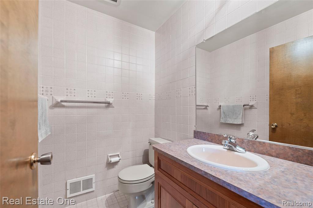 25574 Wilson Drive, Dearborn Heights, MI 48127 — Photo 32