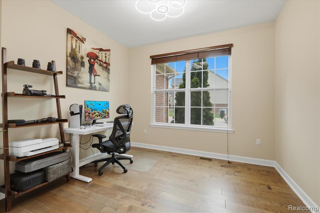 4810 E Stonegate Circle, Lake Orion, MI — Photo 9