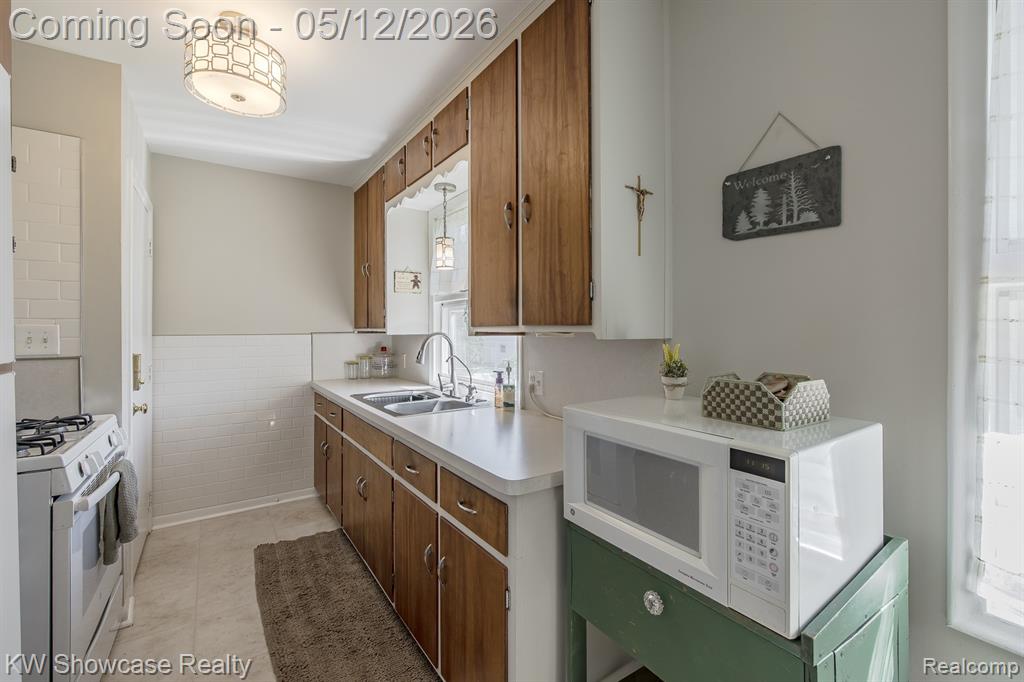 4344 Waterloo Street, Waterford, MI 48329 — Photo 8