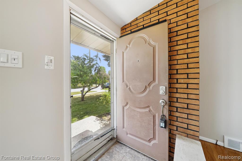 8657 Mercedes Street, Dearborn Heights, MI 48127 — Photo 5