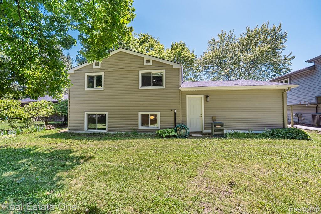 4644 Charest Avenue, Waterford, MI 48327 — Photo 2