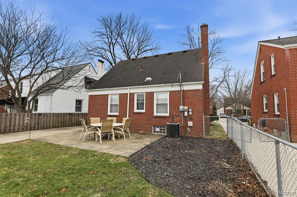 1906 Oxford Road, Grosse Pointe Woods, MI 48236 — Photo 23