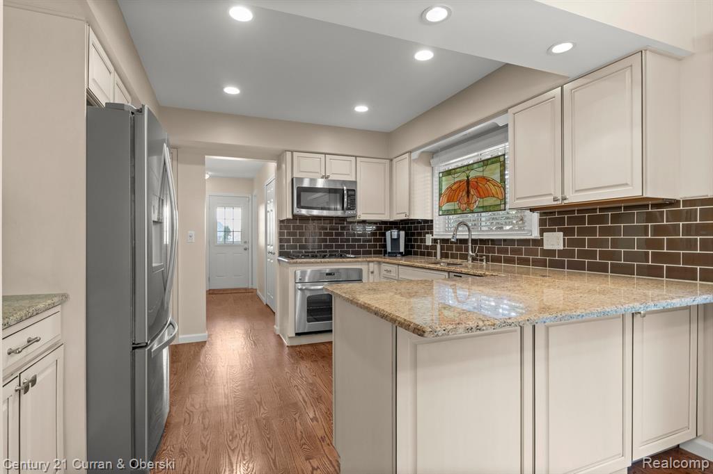 8821 NORTHAMPTON Drive, Plymouth, MI 48170 — Photo 20