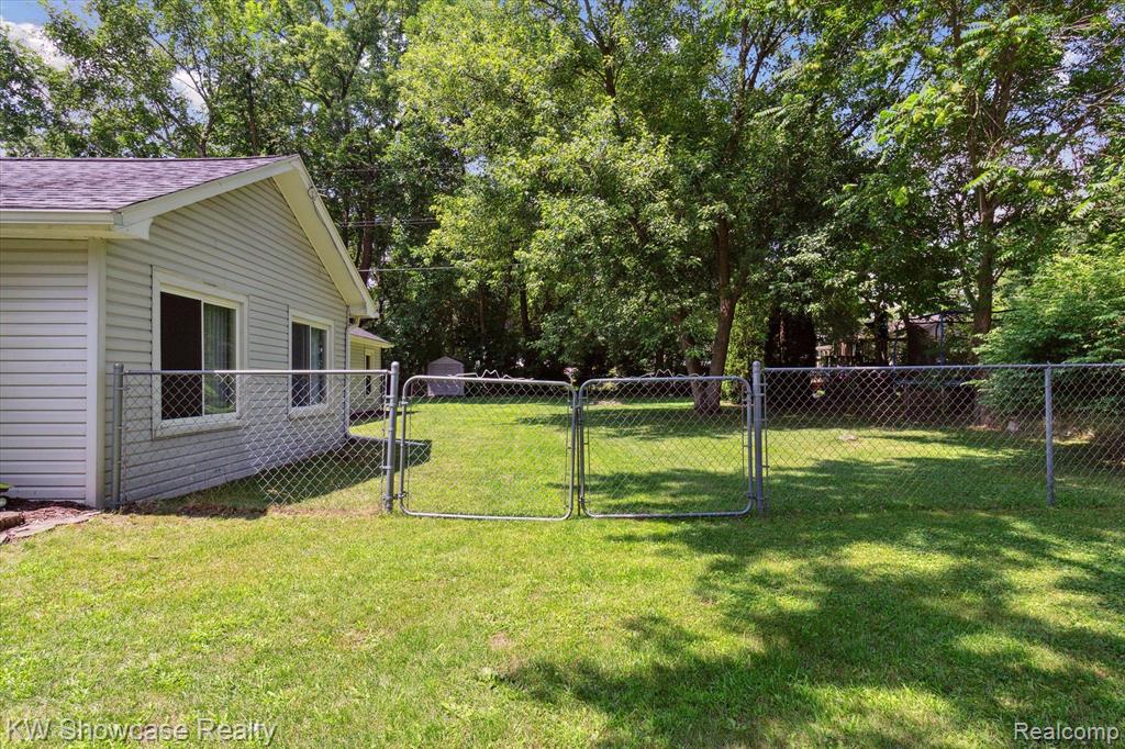 890 FARNSWORTH Road, White Lake, MI — Photo 37