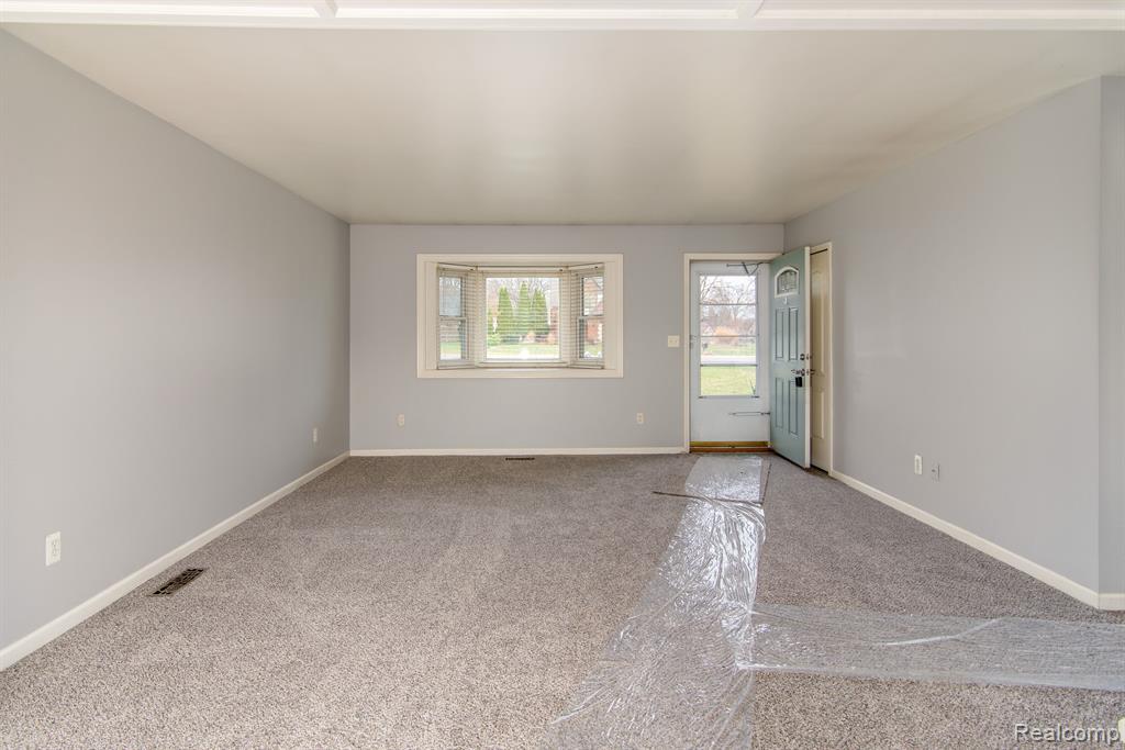 707 W COMMERCE Road, Commerce Twp, MI 48382 — Photo 2