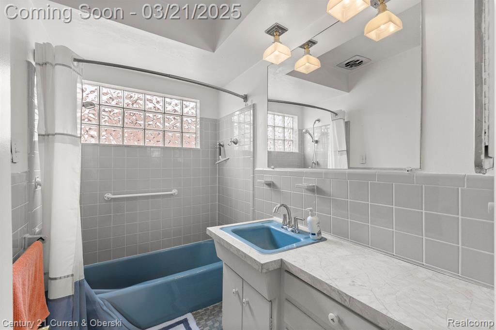7484 N CHARLESWORTH Street, Dearborn Heights, MI 48127 — Photo 24