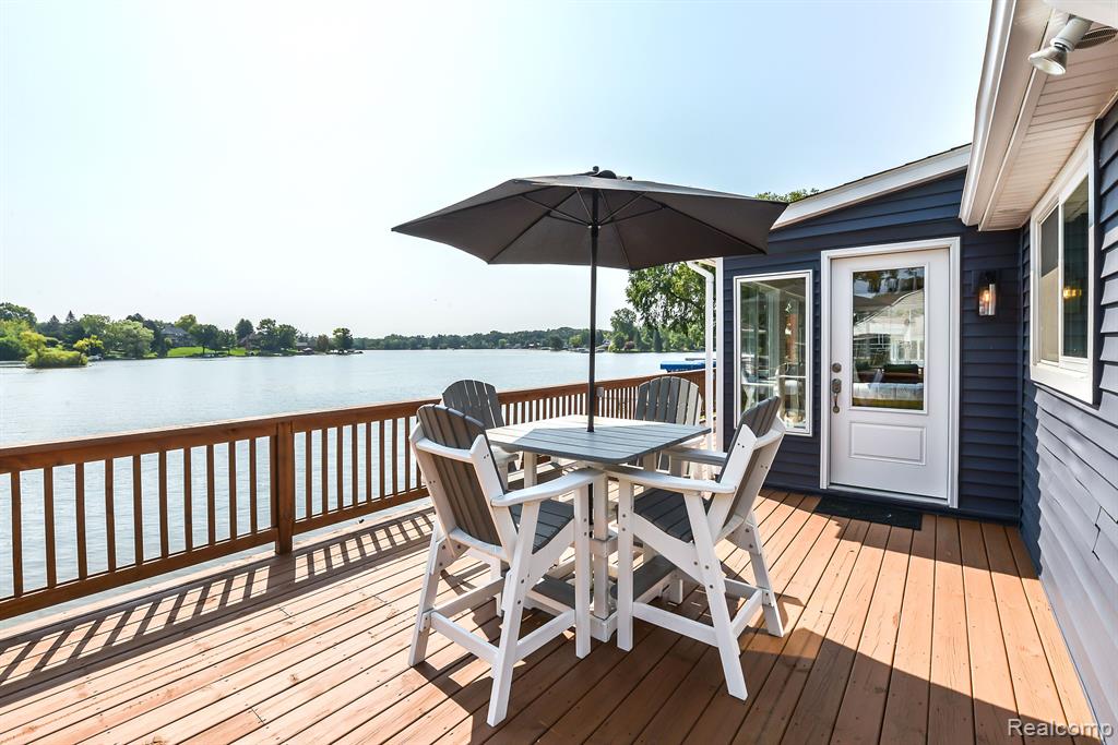 8453 WOODLAND SHORE Drive, Brighton, MI 48114 — Photo 2