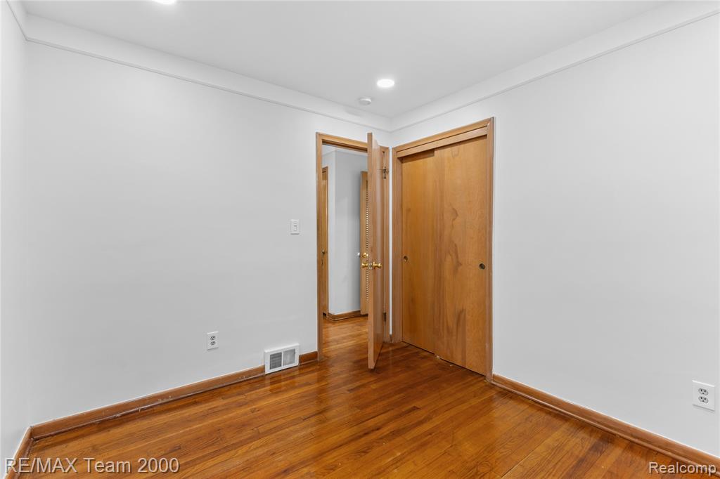 8551 Rockland Street, Dearborn Heights, MI 48127 — Photo 21