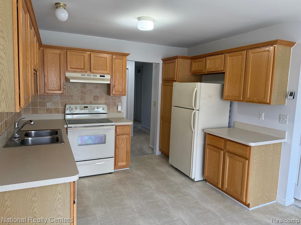 41506 GREENSPIRE Drive, Clinton Twp, MI 48038 — Photo 10