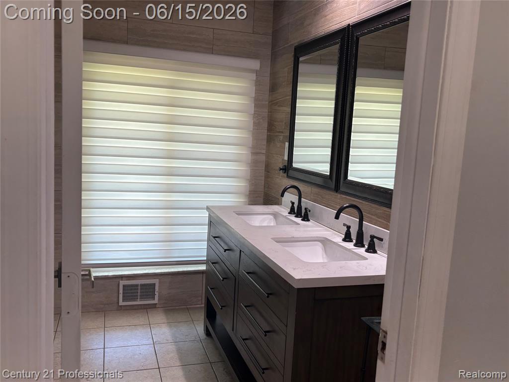 39548 Pinebrook Drive, Sterling Heights, MI 48310 — Photo 14