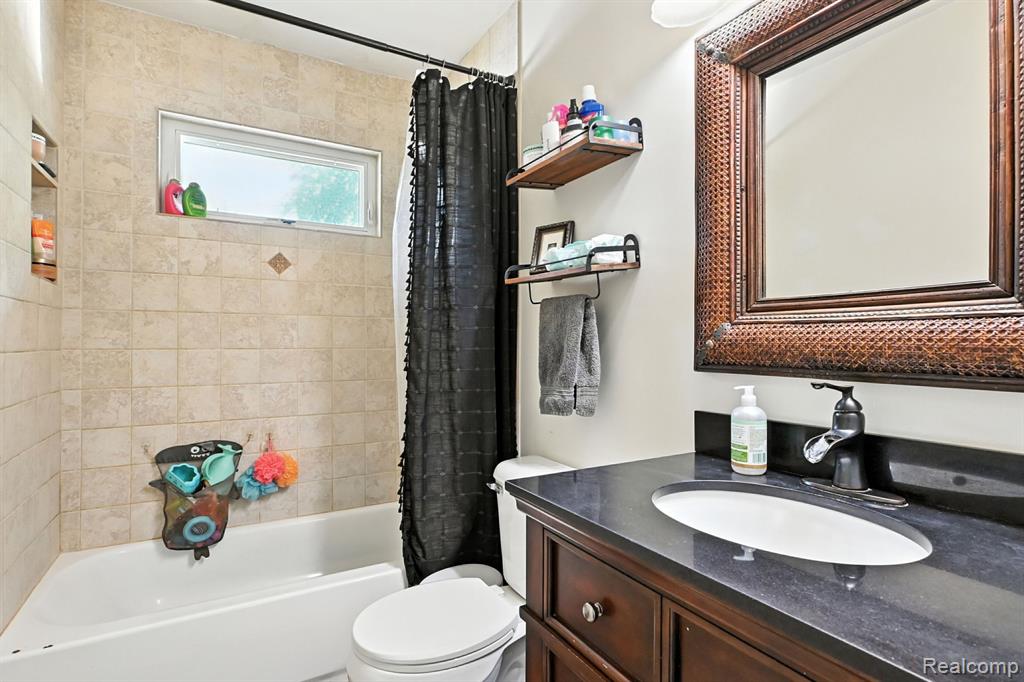 800 Birdsong Drive, Milford, MI 48381 — Photo 17