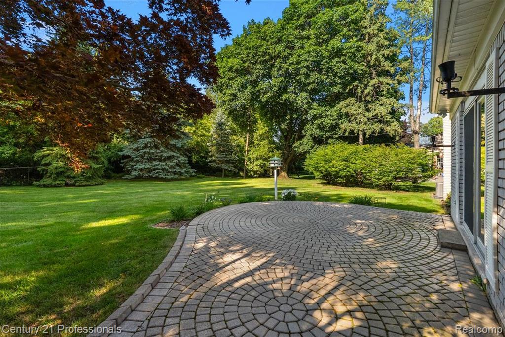 633 Foxhall Road, Bloomfield Hills, MI 48304 — Photo 11